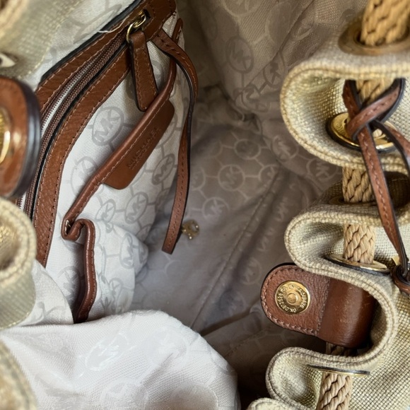 ✨ Michael Kors Marina Gathered
Drawstring Gold Metallic Shimmer
Tote Bag ✨ - Picture 17 of 17